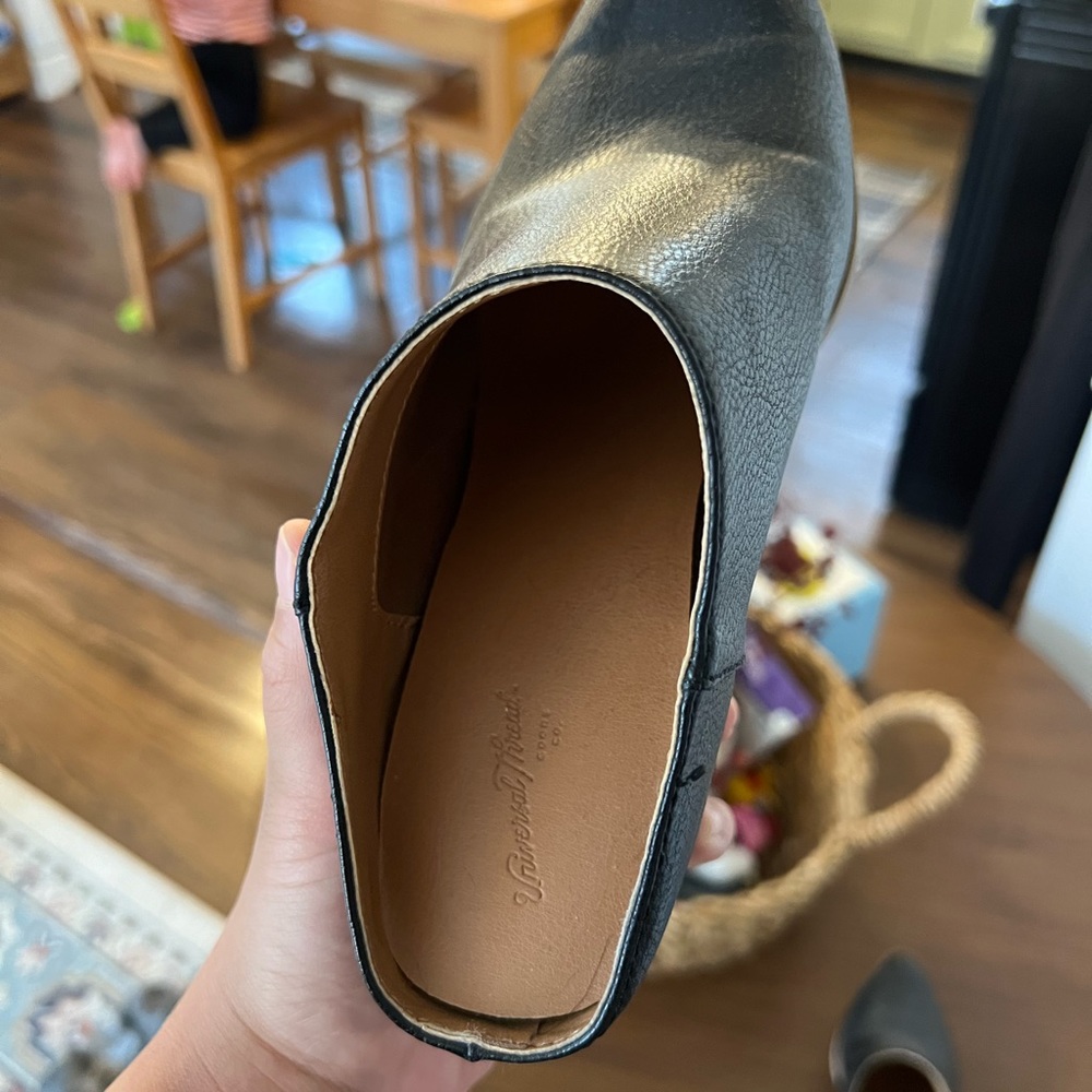 Universal Thread Heels - Picture 2 of 3